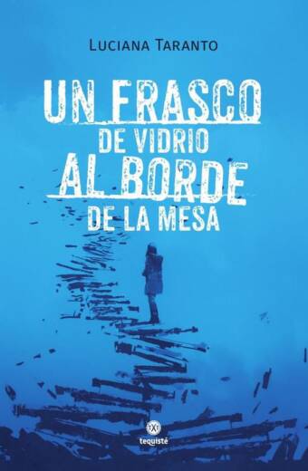 Un frasco de vidrio al borde de la mesa